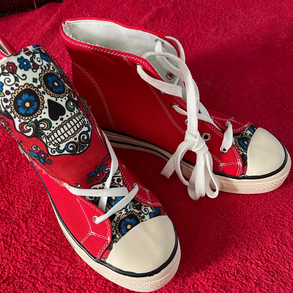 Convers style tennis shoes